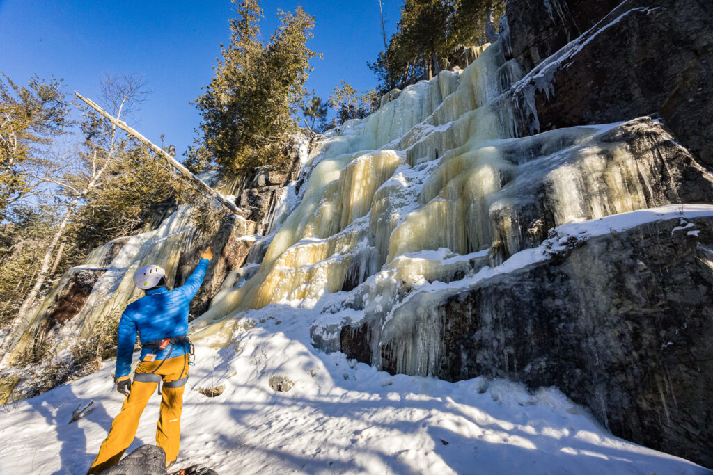 Nick en train de choisir quels voies d'escalade de glace il va grimper.