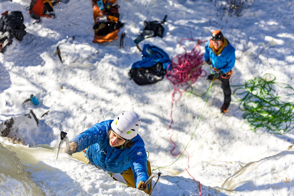 Nick grimpe en lead sur un mur de glace de la montagne du tranchant au Québec.