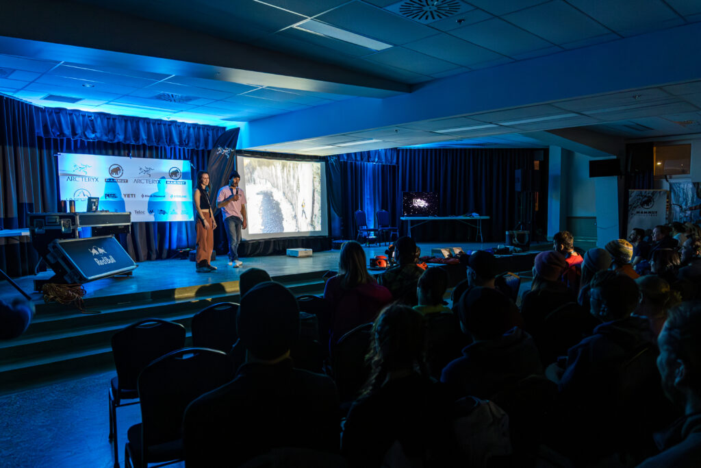 Le celebre alpiniste francais Jeff Mercier lors de la session de questions-reponses suivant la projection de son film "Ephemeral" pendant une soiree du Festiglace 2025.