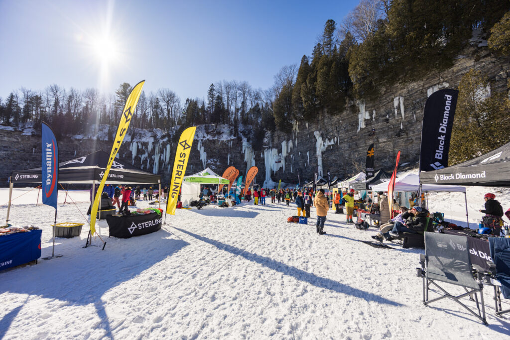 Village des exposants et partenaires du Festiglace 2025.