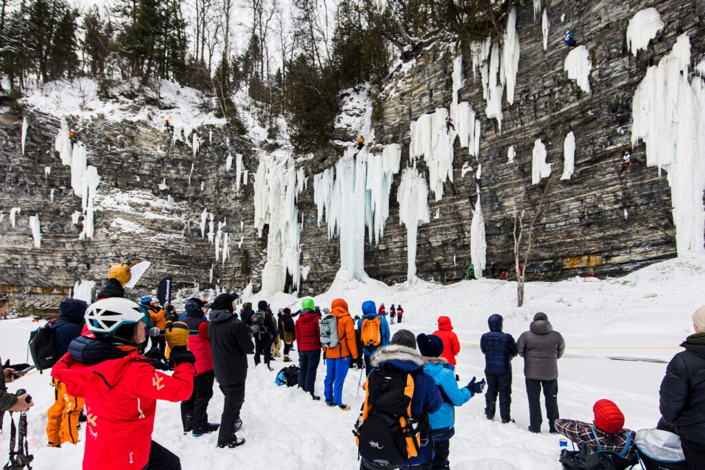 Les spectateurs regardent la compétition d'enduro du festiglace